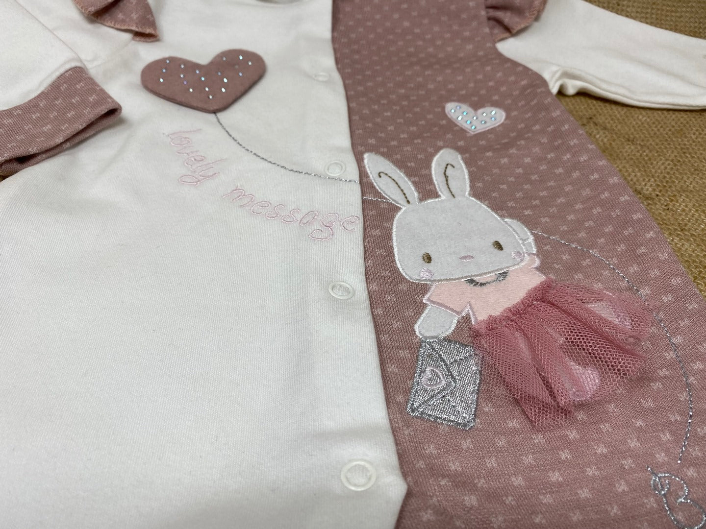 Baby Strampler Einteiler Häschen Applikation